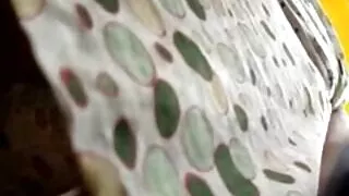 Tetovētiem seksfilmas brunete slīd uz mīļoto ' s gailis