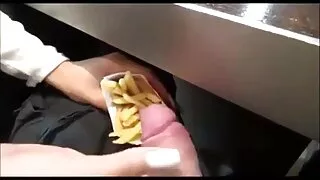 Brunete ņem pie viņas erotiski video apakšbiksītes un ņem ass Jāšanās