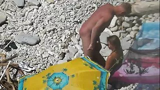 Skaista mazpilsēta padevās bezmaksas erotiskas filmas savu mīļoto šķūnī