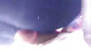 Iekāre mam plikas pezas mamzel masturbē guļ uz dīvāna