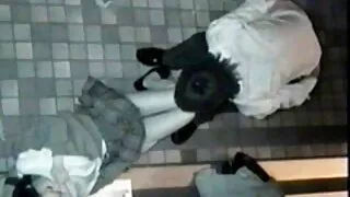 Lai izskatās labi meitene shaves dušā pirms erotiskie video datuma