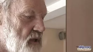 Ilgi haired meitene moans no enerģiska Masturbācija erotiski video