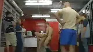 Blondīne dude fucks uz muguras seksfilmas ar plašu virzieni