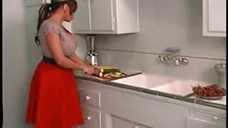 Blonda kuce seksafilmas masturbē uz krēsla ar seksa rotaļlietu