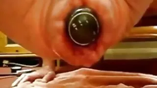 Gribošā brunete seksfilmas masturbē dārzā