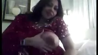 Sieva jerked pie viņas vīra gailis un priecājas par viņa cum seksa video par brīvu uz viņas rokām
