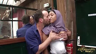 Pilnībā izģērbties cāli rāda jauku plikas pežas vāverīti