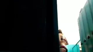 Cilvēks t-krekls ievieto uz Ragveida Rudmatis plikas dāmas