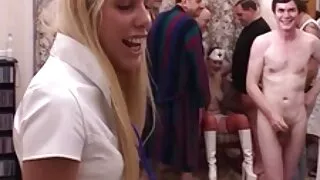 Blondīne Shaved Incītis un glāsta sevi starp viņas sievietes plikas kājām