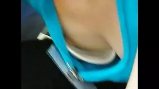 Busty jaunā sieviete masturbē un bezmaksas seksfilmas ievieto dildo viņas krūtis