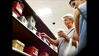 Skaisti cutie cītīgi iesūc cilvēka seksfilmas gailis