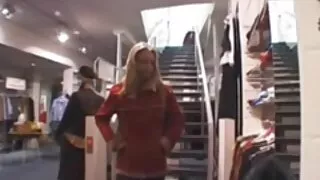 Meitene bezmaksas seksa filmas Ar Lielām ass sēž uz melnu dildo