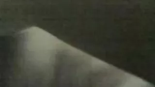 Meitene apmierina sevi ar dildo un erotiskie video vibratoru dušā