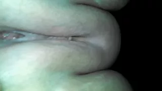 Meitene jūtas labi no tā, ka viņa piespiež erotiskā masāža video pirkstus anālā