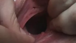 Meitene masturbē uz erotiskie video soļa ar apelsīnu rotaļlietas