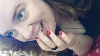 Brilles ņem mutē Elsojošs vīriešu plikas dāmas rīks
