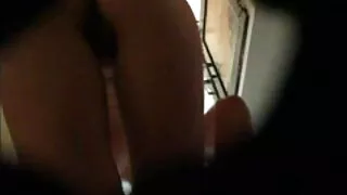 Vecenīte Masturbē Maksts virtuvē pie plikas pezas galda