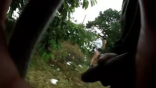 Sieviete ar tetovējumiem un brilles masturbē vīriešu dzimumlocekļa seksa videofilmas