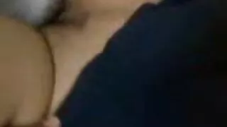 Vīrs nedeva savu sekss bezmaksas titted sieva skatīties uz tālruni un fucked gultā