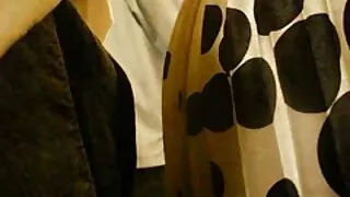 Skaista meitene masturbē pakaļu uz gultas plikas sievietes