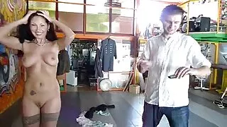 Viņš nevarēja stāvēt parādīt ar banānu un plikas sievietes youtube steidzās izdrāzt meiteni pie galda