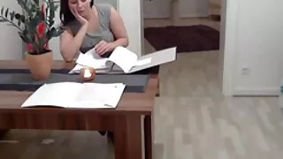 Uz gultas mājās, jaunieši filmu erotiski video seksu dažādos leņķos