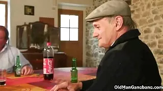Meitene ar svešinieku erotiskās filmas online fucked naudu automašīnas