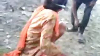 Sulīgs seksafilmas meitenes laiza clits par lielu gultu